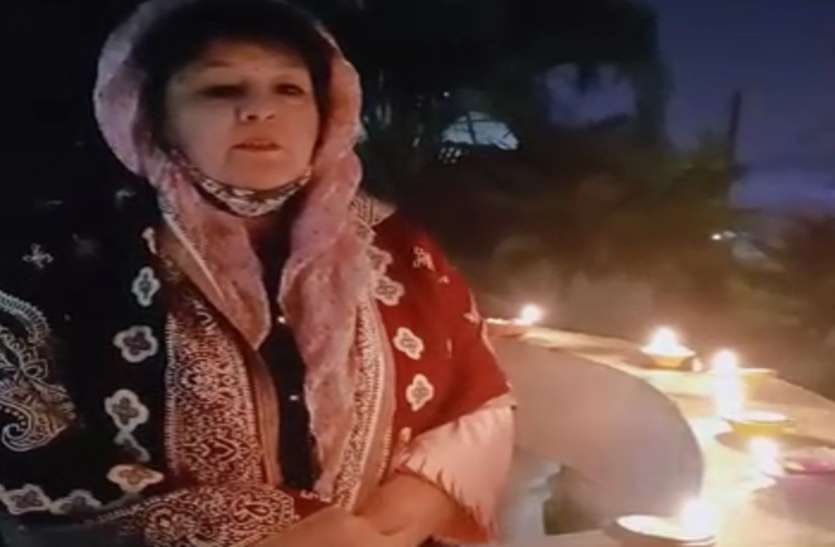 meerut2.jpg मुस्लिम महिला ने दीये जलाकर की मां लक्ष्मी की पूजा, धूमधाम से मनाई दिवाली