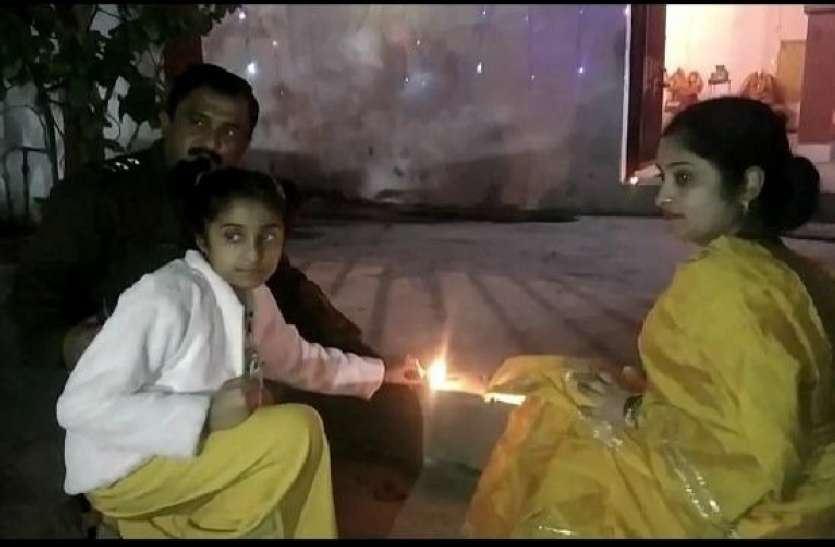 meerut_police.jpg मुस्लिम इंस्पेक्टर ने थाने में मनाई दिवाली पत्नी संग की लक्ष्मी-गणेश की पूजा