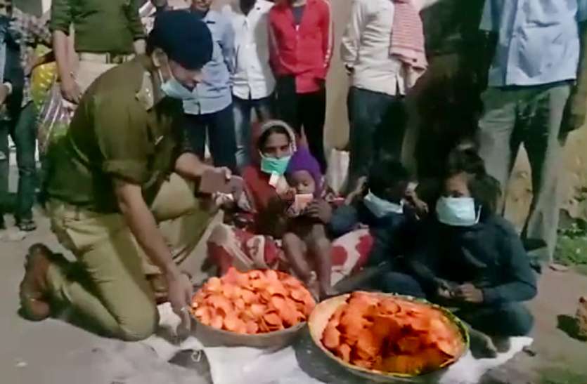 mzp diya दिये नहीं बिके तो उदास बैठी थी महिला और बुजुर्ग, एसपी सिटी ने पहुंचकर सारे दिये खरीद लिये