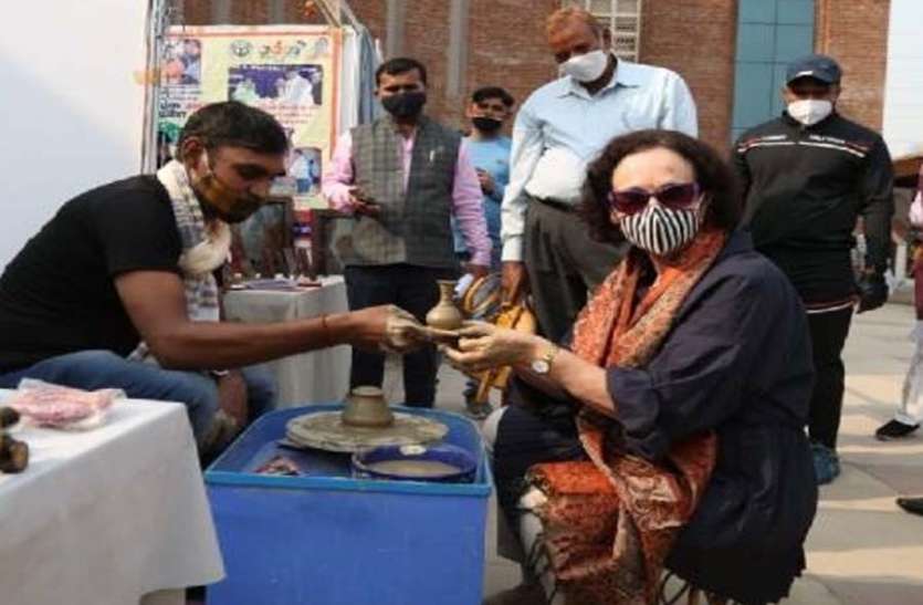 azamgarh news इजराइल की मंत्री रोनी एडिडिया सेलिन को भाई आजमगढ़ की पाटरी, खुद चाक पर फेरा हाथ