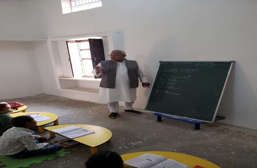 नेतागिरी के साथ मेयर निभा रहे अपना धर्म, स्कूल बंद इसलिए गांव में बच्चों को दे रहे शिक्षा नेतागिरी के साथ मेयर निभा रहे अपना धर्म, स्कूल बंद इसलिए गांव में बच्चों को दे रहे शिक्षा
