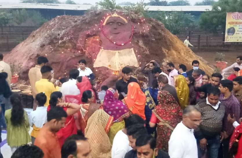 सुख-समृद्धि की कामना के साथ पूजे गए गोवर्धन सुख-समृद्धि की कामना के साथ पूजे गए गोवर्धन