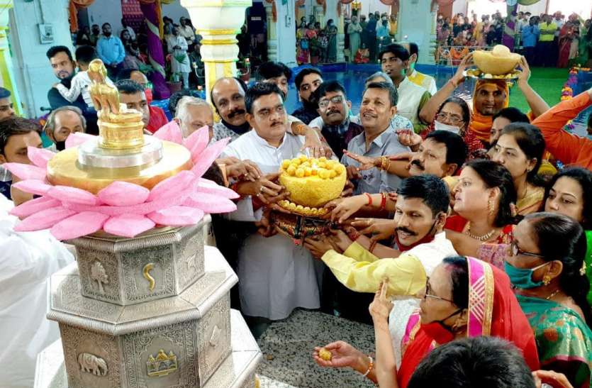 भगवान के चरणों में समर्पित किए 21 किलो के लाडू भगवान के चरणों में समर्पित किए 21 किलो के लाडू