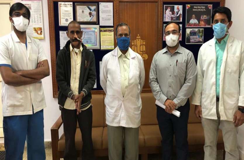 मुंह में पनपे फुटबॉल आकार के ट्यूमर का सफल ऑपरेशन मुंह में पनपे फुटबॉल आकार के ट्यूमर का सफल ऑपरेशन