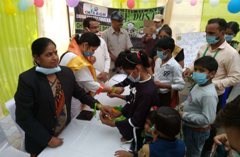 रक्षा सूत्र बँधबाकर अधिकारीयों ने दिया बच्चों कोसुरक्षा का वचन रक्षा सूत्र बँधवा कर अधिकारीयों ने दिया बच्चों को सुरक्षा का वचन