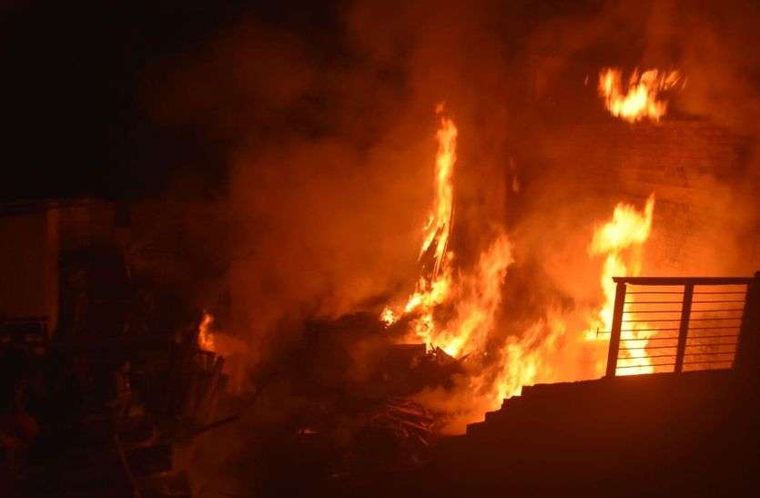 patrika Big News: रतलाम के लकड़पीठा में भीषण आग