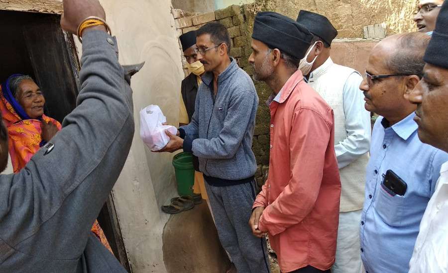 आरएसएस ने घर-घर जाकर गरीबों को मिठाई, दीये व फूल वितरित कर मनाई दीवाली