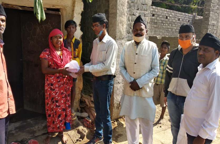 आरएसएस ने घर-घर जाकर गरीबों को मिठाई, दीये व फूल वितरित कर मनाई दीवाली आरएसएस ने घर-घर जाकर गरीबों को मिठाई, दीये व फूल वितरित कर मनाई दीवाली