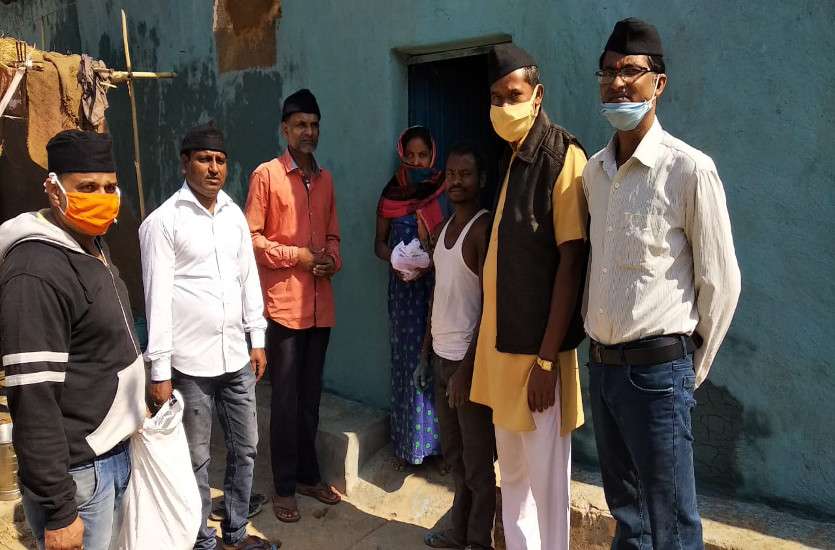 आरएसएस ने घर-घर जाकर गरीबों को मिठाई, दीये व फूल वितरित कर मनाई दीवाली