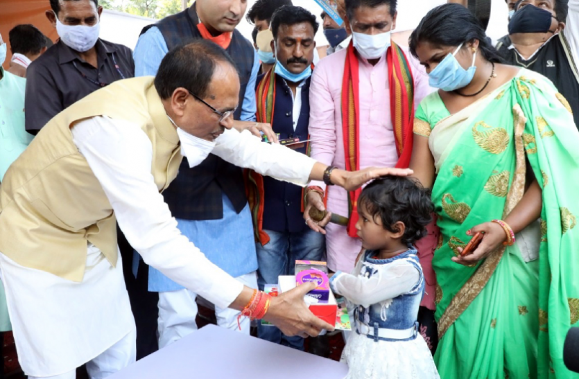 सीएम ने गरीब बच्चों के साथ मनाई दीपावली, कहा- दूर हों सभी के कष्ट सीएम ने गरीब बच्चों के साथ मनाई दीपावली, कहा- दूर हों सभी के कष्ट