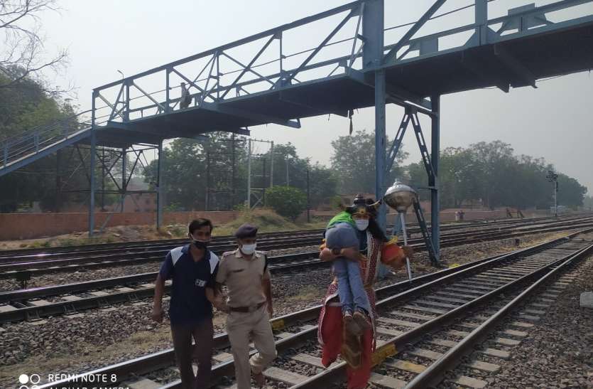 RAILWAY---यमराज और चित्रगुप्त यात्रियों को बता रहे जान बचाने के उपाय RAILWAY---यमराज और चित्रगुप्त यात्रियों को बता रहे जान बचाने के उपाय