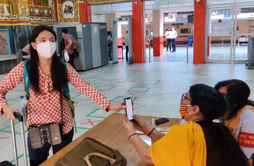 RAILWAY--यात्री सहयोगी रेलवे स्टेशन पर यात्रियों की करेंगे सहायता RAILWAY--यात्री सहयोगी रेलवे स्टेशन पर यात्रियों की करेंगे सहायता