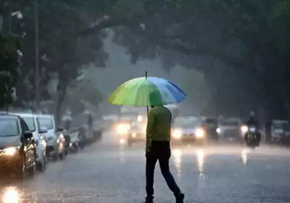 बारिश ने बदला मौसम, यूपी के कई शहरों में सुबह तेज हवा के बाद हुई बारिश, अब बढ़ेगी ठंड