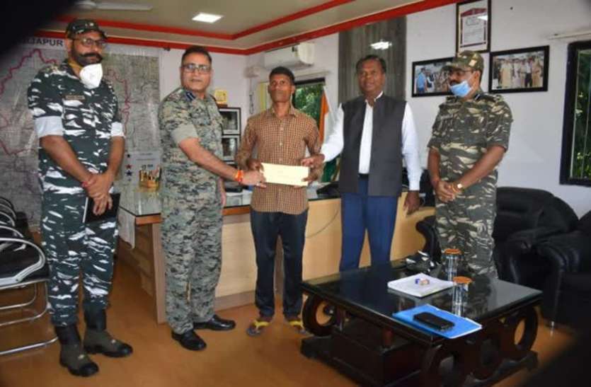 naxali_surrender_1.jpg बीजापुर: 3 लाख के इनामी नक्सली ने किया सरेंडर, कई बड़ी वारदातों को दे चुका है अंजाम