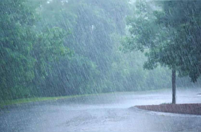 raining.jpg कई जिलों में बारिश तेज हवाओं से बढ़ी ठंड, पश्चिमी विक्षोभ के चलते बदला मौसम