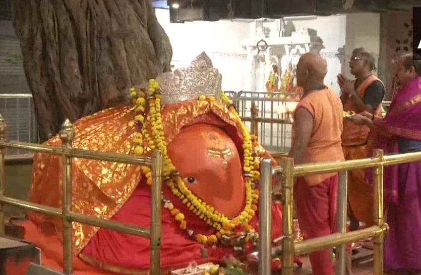 temple महाराष्ट्र में 7 माह बाद खुले मंदिरों के कपाट, पूजा के लिए पहुंचे श्रद्धालु