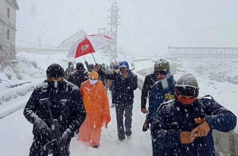 kedarnath temple बर्फबारी के कारण केदारनाथ में फंसे सीएम योगी और त्रिवेंद्र सिंह रावत