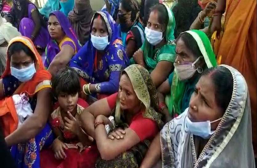 गांव में अपनी सरकार चला रहे कोटेदार, ग्रामीणों ने उठाई कार्रवाई की मांग गांव में अपनी सरकार चला रहे कोटेदार, ग्रामीणों ने उठाई कार्रवाई की मांग