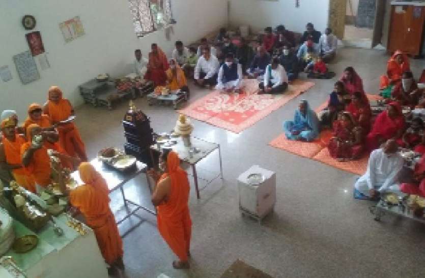 जिनालयों में चढ़ाया निर्वाण लड्डू, हुई पूजा-अर्चना जिनालयों में चढ़ाया निर्वाण लड्डू, हुई पूजा-अर्चना