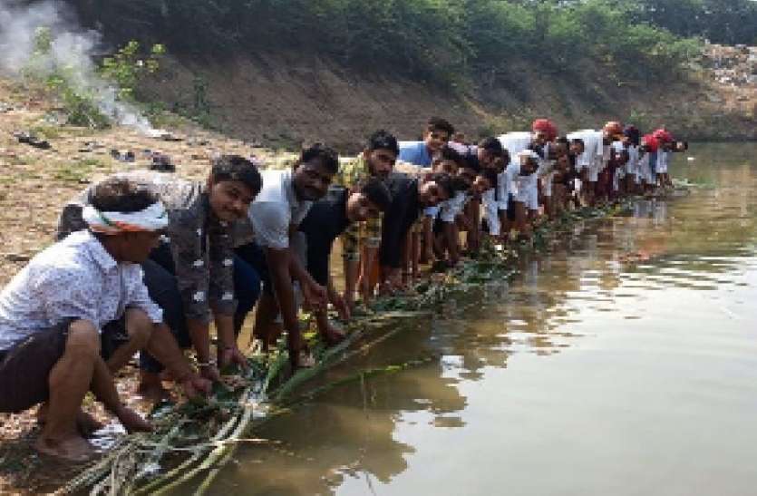 परम्परा के तहत गुर्जर समाज ने किया पूर्वजों का तर्पण परम्परा के तहत गुर्जर समाज ने किया पूर्वजों का तर्पण