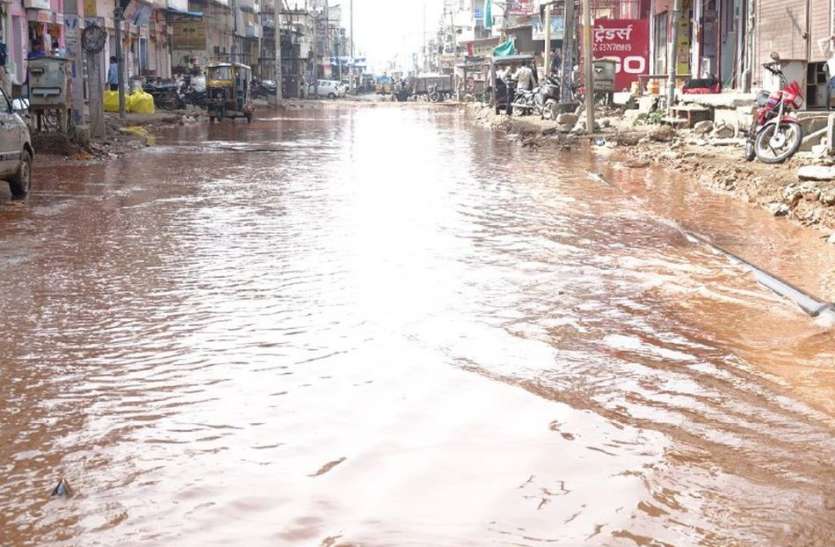 दौसा: 48 घंटे बाद भी नहीं सुधरे हालात, सड़कों पर भरा रहा पानी दौसा: 48 घंटे बाद भी नहीं सुधरे हालात, सड़कों पर भरा रहा पानी