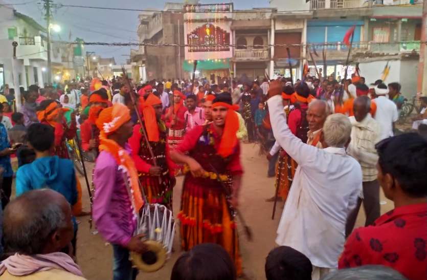 सूरज निकलने से लेकर शाम ढलने तक अहीरी नृत्य ने बांधी शमा, शहर से गांव तक गुलजार सूरज निकलने से लेकर शाम ढलने तक अहीरी नृत्य ने बांधी शमा, शहर से गांव तक गुलजार