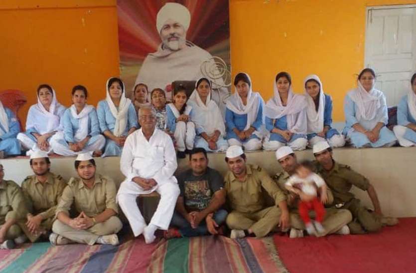 Blood donation camp has been started for 12 years 12 साल से लगा रहे रक्तदान शिविर, गरीबों को बांटते हैं कपड़े