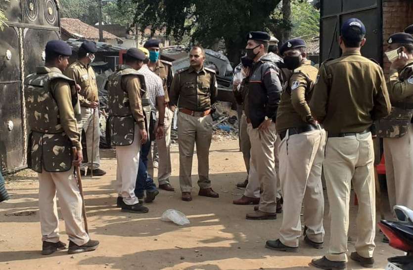 Youth stabbed to death over a vehicle collision dispute युवक की चाकू मारकर हत्या, आधे घंटे तक चला विवाद, देरी से पहुंची पुलिस, एमपी 02 की जीप बनी रहस्य