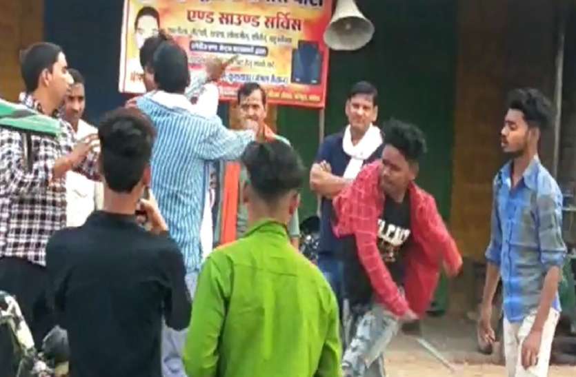 1.jpg शराबी दबंग युवकों ने रिक्शा चालक की बेल्टों से की पिटाई, कैमरे में कैद हुई मारपीट