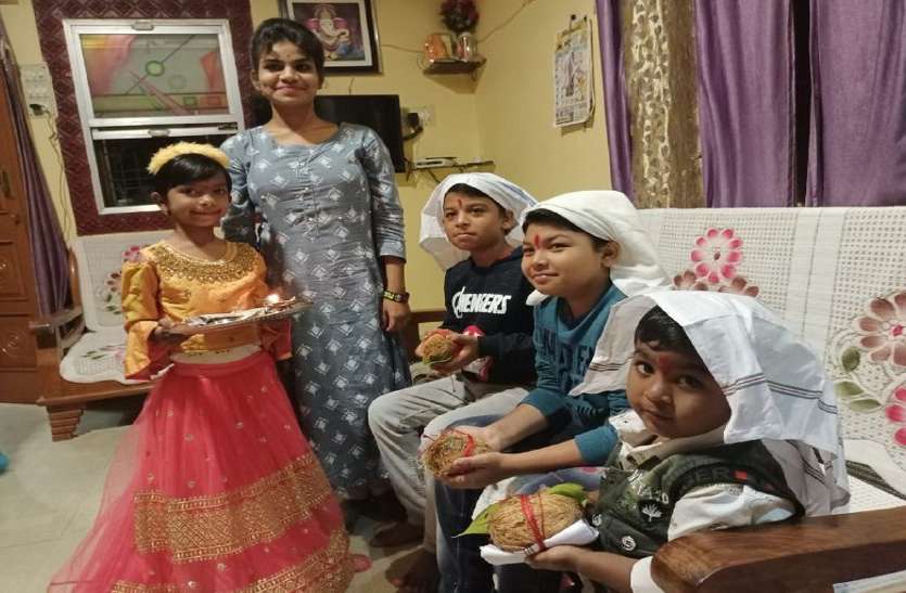 Bhai dooj: भाई के माथे पर तिलकर लगाकर की लंबी उम्र की कामना Bhai dooj: भाई के माथे पर तिलकर लगाकर की लंबी उम्र की कामना