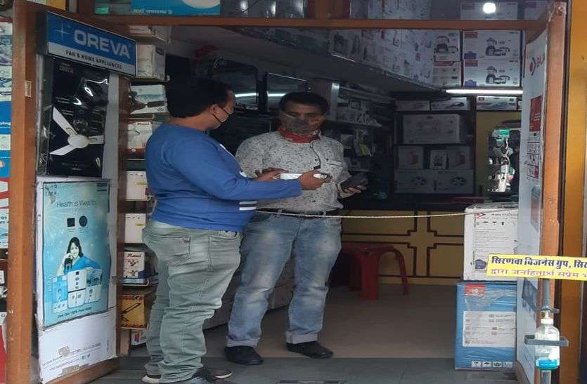 कोरोना में त्योहार पर सुरक्षा का ध्यान रख रहे दुकानदार और खरीदार कोरोना में त्योहार पर सुरक्षा का ध्यान रख रहे दुकानदार और खरीदार