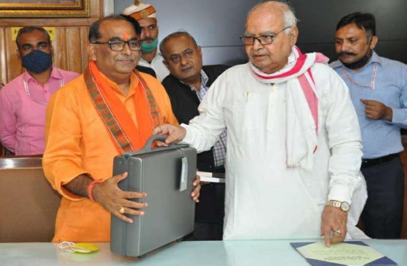 सत्यप्रकाश मणि त्रिपाठी को विधान सभा की सदस्यता की शपथ दिलायी। नव निर्वाचित विधायक डाॅ॰ सत्यप्रकाश मणि त्रिपाठी ने ली शपथ और कही यह बात