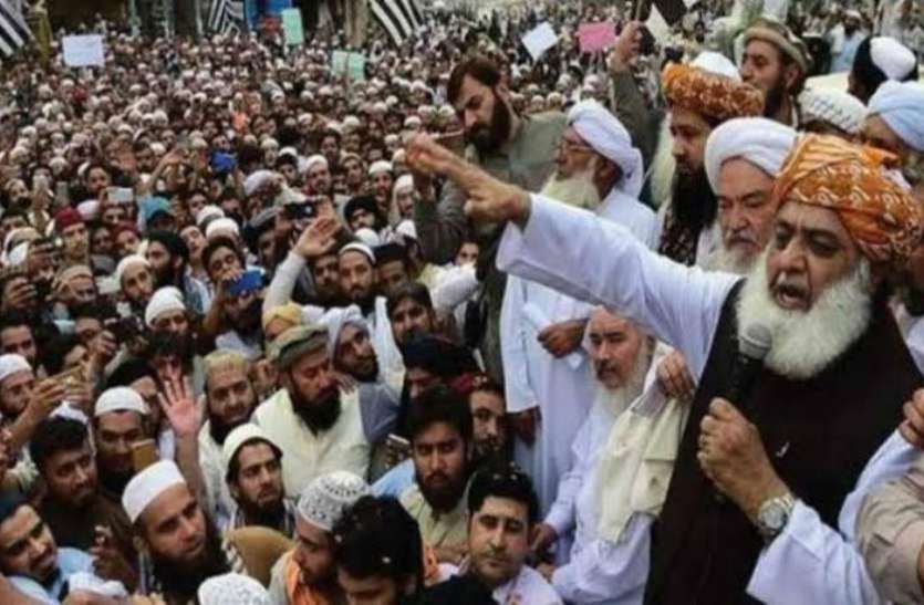 azadi_march.jpeg Pakistan: खतरे में इमरान खान की कुर्सी! पाबंदी के बावजूद 22 नवंबर को विपक्ष की विशाल रैली