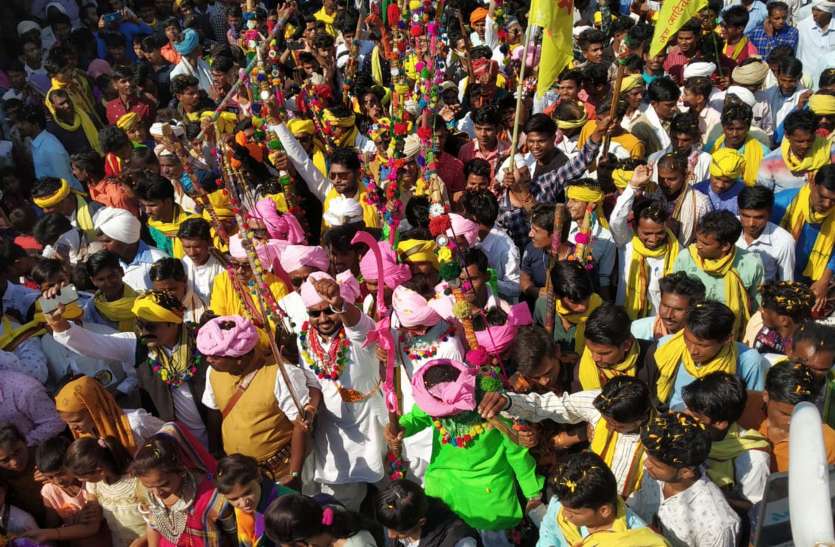 Mass rally Great Mass rally - बिरसा मुंडा जयंती पर निकाली विशाल रैली, लगाए जयकारे