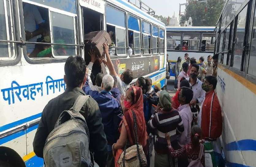 भैया दूज पर भीड़ के चलते बस में खिड़की से घुसने को मजबूर महिलाएं भैया दूज पर भीड़ के चलते बस में खिड़की से घुसने को मजबूर महिलाएं