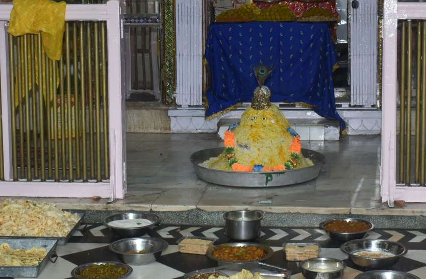 छप्पन भोग सजाए और कहा, जीमो म्हारा श्याम धणी... छप्पन भोग सजाए और कहा, जीमो म्हारा श्याम धणी...