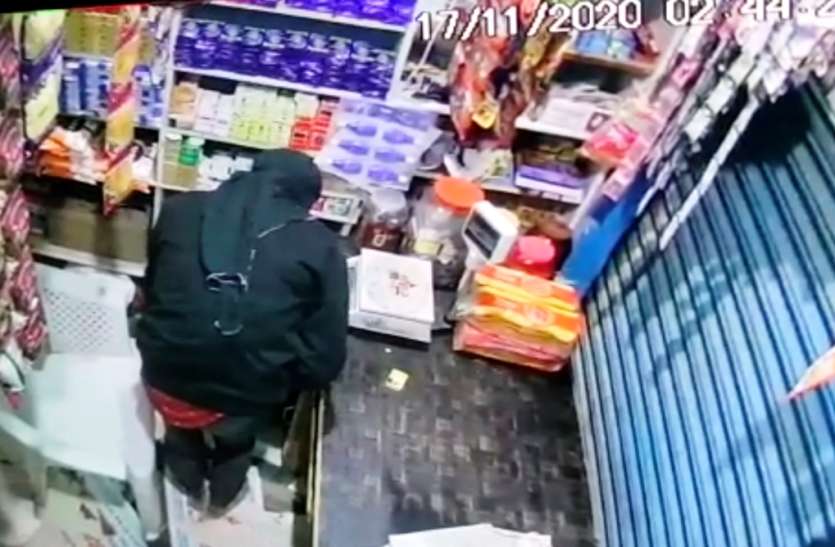 cctv लेखपाल के घर से लाखों के जेवर और नगदी चोरी कर ले गए चोर, सीसीटीवी में कैद