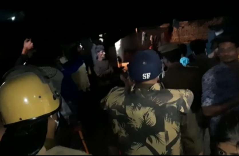 कानपुर के जाजमऊ में तनाव - सांप्रदायिक तनाव के बीच पुलिस की कड़ी कार्रवाई कानपुर के जाजमऊ में तनाव - सांप्रदायिक तनाव के बीच पुलिस की कड़ी कार्रवाई