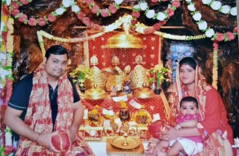 Photo of dead woman with husband Dead woman's father accused- मेरी बेटी के साथ हादसा नहीं, हत्या हुई, पति ने धक्का देकर खाई में गिराया