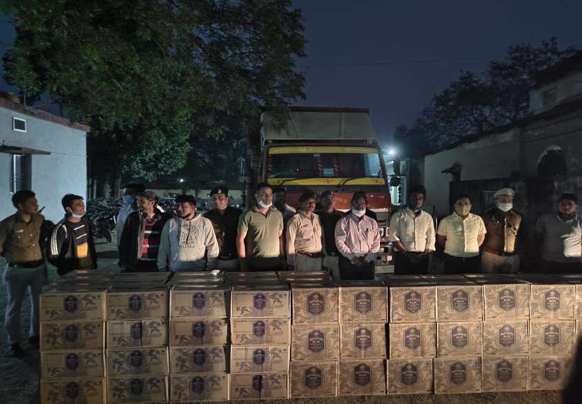 हरियाणा से सब्जियों के कैरेट बीच छिपाकर लाई जा रही थी 50 लाख की अवैध अंग्रेजी शराब, ट्रक छोड़ ड्राइवर फरार