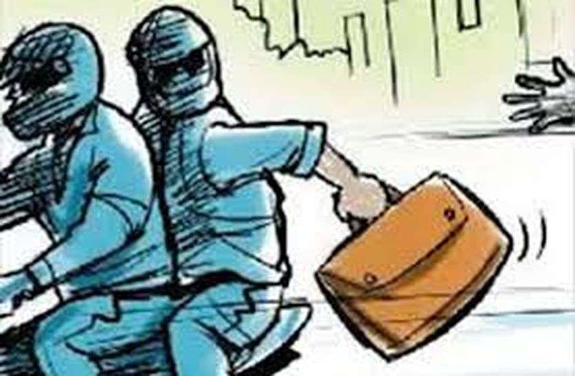 लूट में ट्विस्ट: रॉड मारकर दो किलो चांदी व सोना लूट के आरोपी ने नकारा पीडि़त का गहने लूट का दावा, जांच जारी लूट में ट्विस्ट: रॉड मारकर दो किलो चांदी व सोना लूट के आरोपी ने नकारा पीडि़त का गहने लूट का दावा, जांच जारी