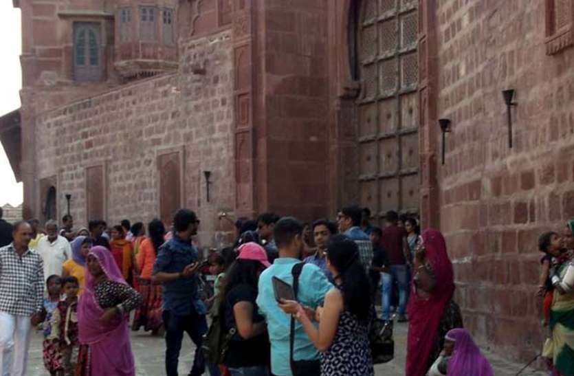 पर्यटकों से गुलजार परमाणु नगरी पर्यटकों से गुलजार परमाणु नगरी