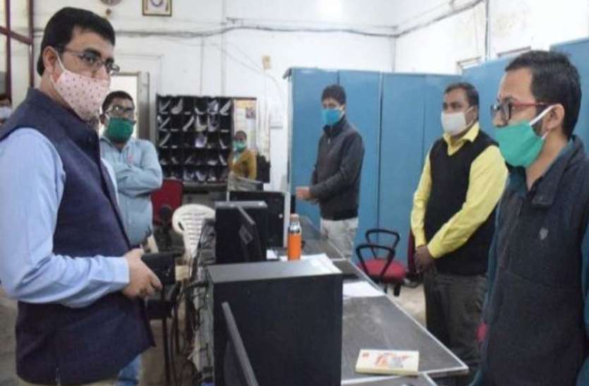 azamgarh news हाईटेक हुए डाकिये, कोरोना काल में डाक विभाग ने निभाई अहम भूमिकाः कृष्ण कुमार यादव