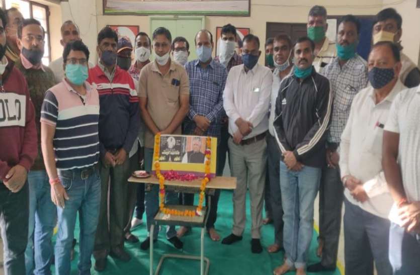 PTI--शारीरिक शिक्षकों ने केबिनेट मंत्री मास्टर भंवरलाल को दी श्रद्धांजलि PTI--शारीरिक शिक्षकों ने केबिनेट मंत्री मास्टर भंवरलाल को दी श्रद्धांजलि