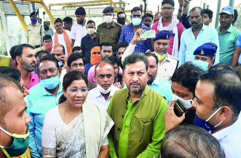टोल प्लाजा कर्मियों पर भडक़े एसडीएम, बोले- लठैतों के साथ टैक्स की वसूली बंद करो, केंद्रीय राज्य मंत्री रेणुका भी हुईं नाराज टोल प्लाजा कर्मियों पर भडक़े एसडीएम, बोले- लठैतों के साथ टैक्स की वसूली बंद करो, केंद्रीय राज्य मंत्री रेणुका भी हुईं नाराज