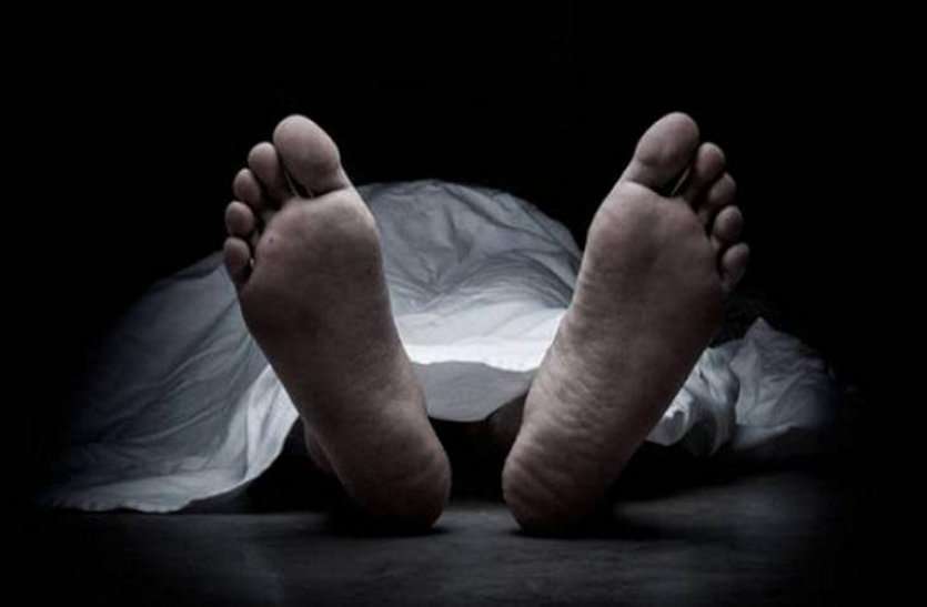 बुजुर्ग महिला की बिस्तर पर मिली संदिग्ध लाश, गले में चोट के निशान देखकर चीख पड़ा बेटा बुजुर्ग महिला की बिस्तर पर मिली संदिग्ध लाश, गले में चोट के निशान देखकर चीख पड़ा बेटा