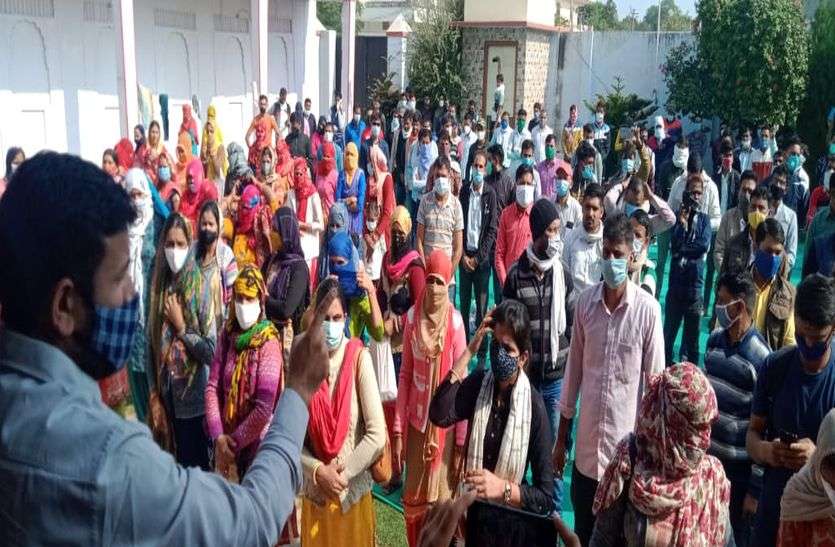 बेरोजगारों ने ली चुनाव में कांग्रेस के बहिष्कार की शपथ बेरोजगारों ने ली चुनाव में कांग्रेस के बहिष्कार की शपथ