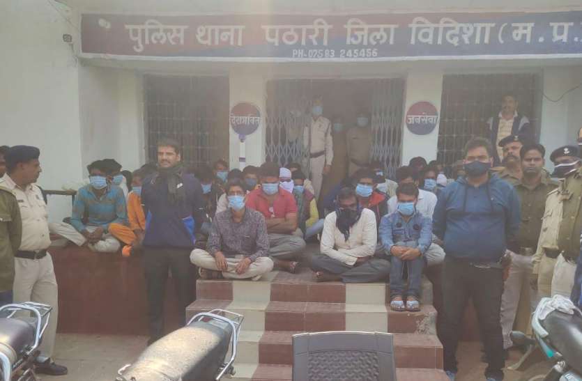 एक ही घर में लाखों का जुआ खेल रहे थे 45 लोग एक ही घर में लाखों का जुआ खेल रहे थे 45 लोग