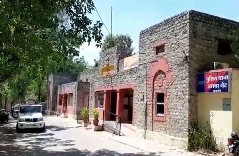 पटाखों की अवैध बिक्री करता टेंट व्यवसायी गिरफ्तार पटाखों की अवैध बिक्री करता टेंट व्यवसायी गिरफ्तार