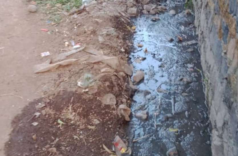 clogged the drain शरारती तत्वों ने पत्थर डाल नाली को किया जाम